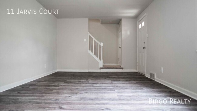 Building Photo - Move in special! First month free rent!