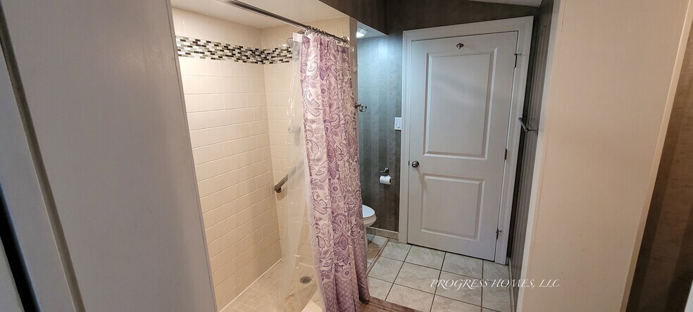 Building Photo - 402 Church St NE