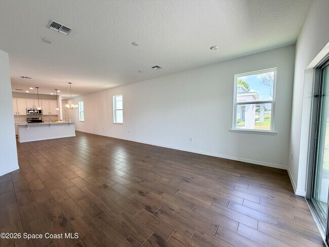 Building Photo - 917 Castleford Ave NE