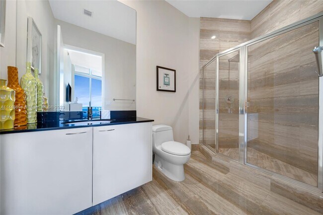 Building Photo - 15811 Collins Ave