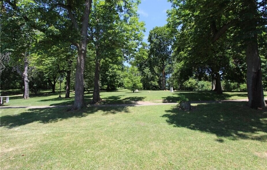 Building Photo - 110 Collier St