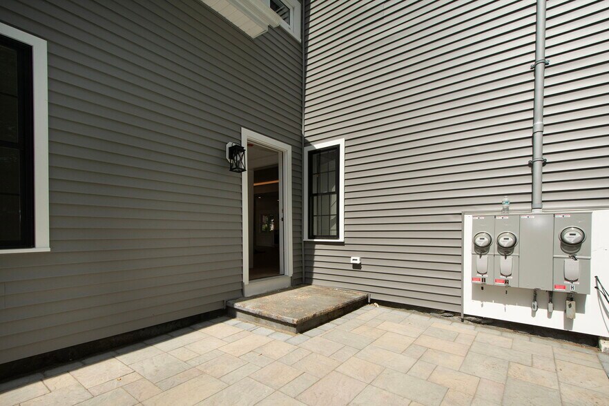 Building Photo - 215 Gardner St