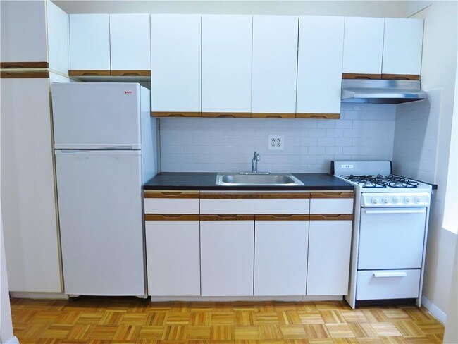 Building Photo - 154 E 79th St