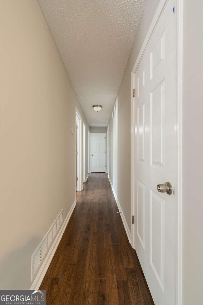 Building Photo - 493 Silverthorne Cir