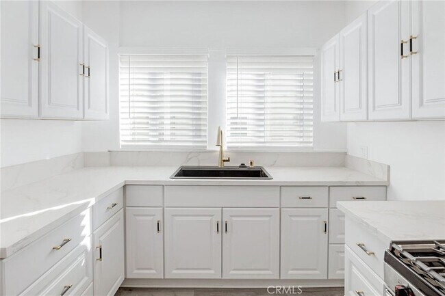 Building Photo - 550 N Kenmore Ave