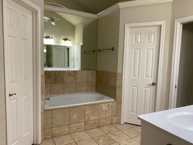 Building Photo - Great 4 Bedroom in Cooper District