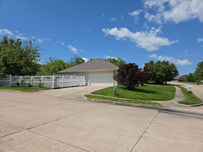 Building Photo - 3 bd, 2 ba house in SW Katy Lake Estates subdivision, fenced, w/d included, corner lot