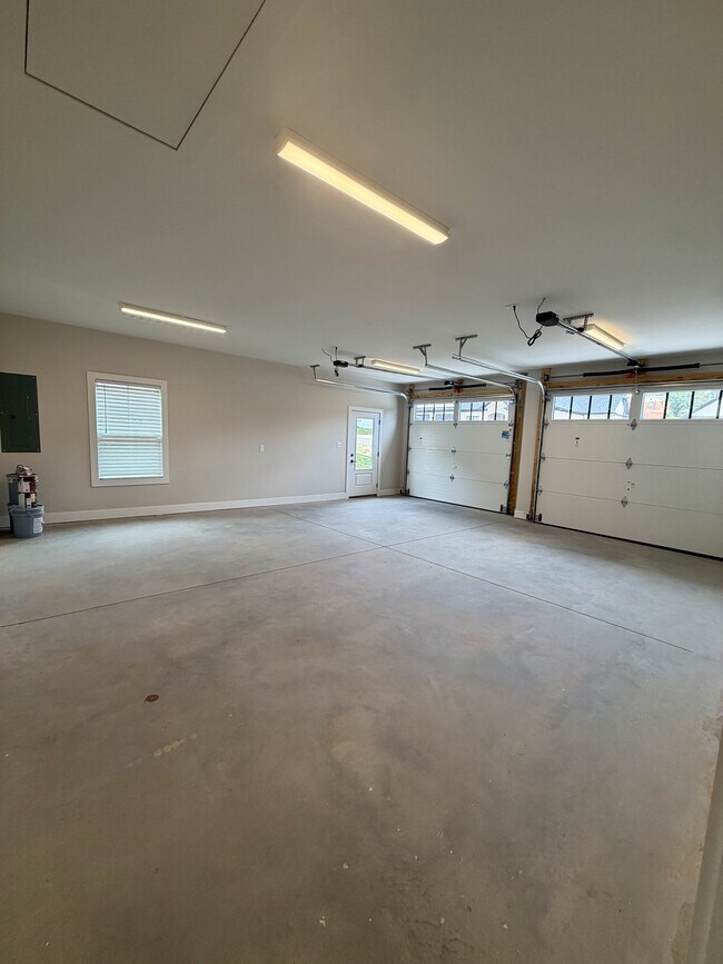Building Photo - 204 Crest Ridge Ct