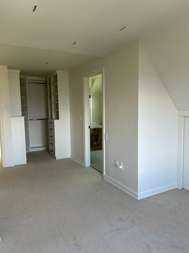 Building Photo - WOW!! West Seattle 4BR/3.5BA Updated Dutch...