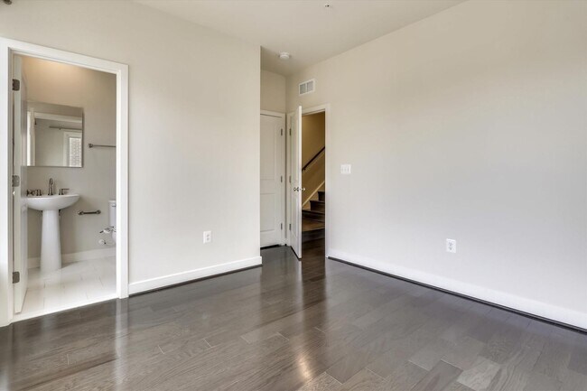 Building Photo - Luxury END-UNIT garage townhouse - 4BD/4.5BA!