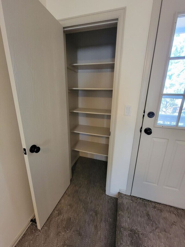 Building Photo - Stunning Mountain Views with Private Garage! 2 Bed/1.5 Bath Townhouse! Coming Late April!