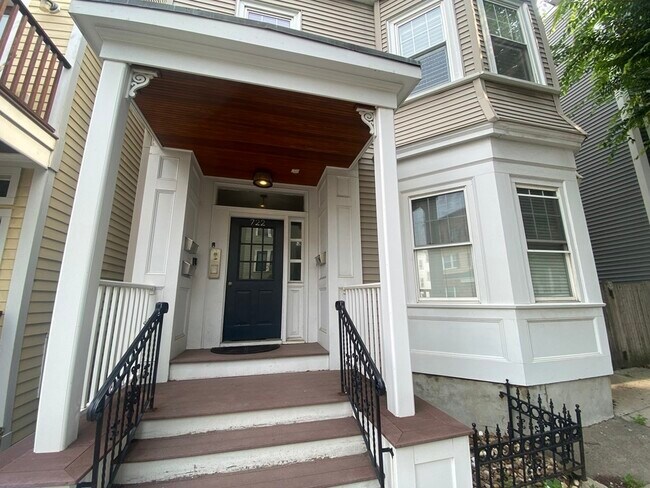 Building Photo - 723 E 2nd St