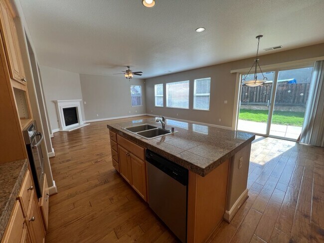 Building Photo - 4 bedroom home with 3 car garage in Patterson!