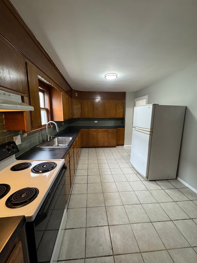 Building Photo - Beautiful 3-bedroom house for Rent AVAILAB...