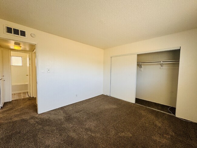 Building Photo - Conveniently Located Downstairs 2 bed, 1 b...