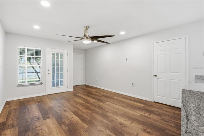 Building Photo - 8809 Manor Loop