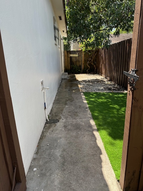 Private Yard - 230 SW 51st Ave