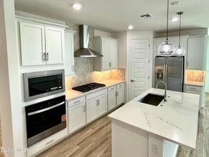 Building Photo - 6949 W Buckhorn Trail