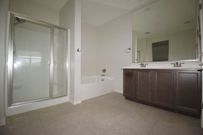 Building Photo - Impressive 4 bed 3 bath Circle Cross Home!