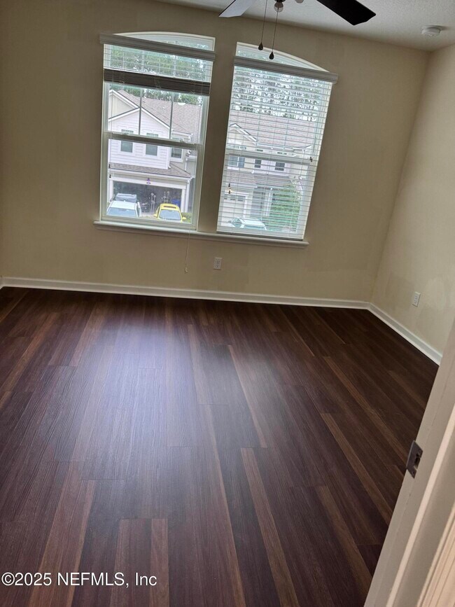 Building Photo - 398 Richmond Dr