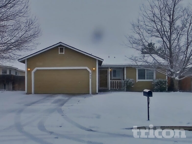 Building Photo - 600 Blue Skies Dr