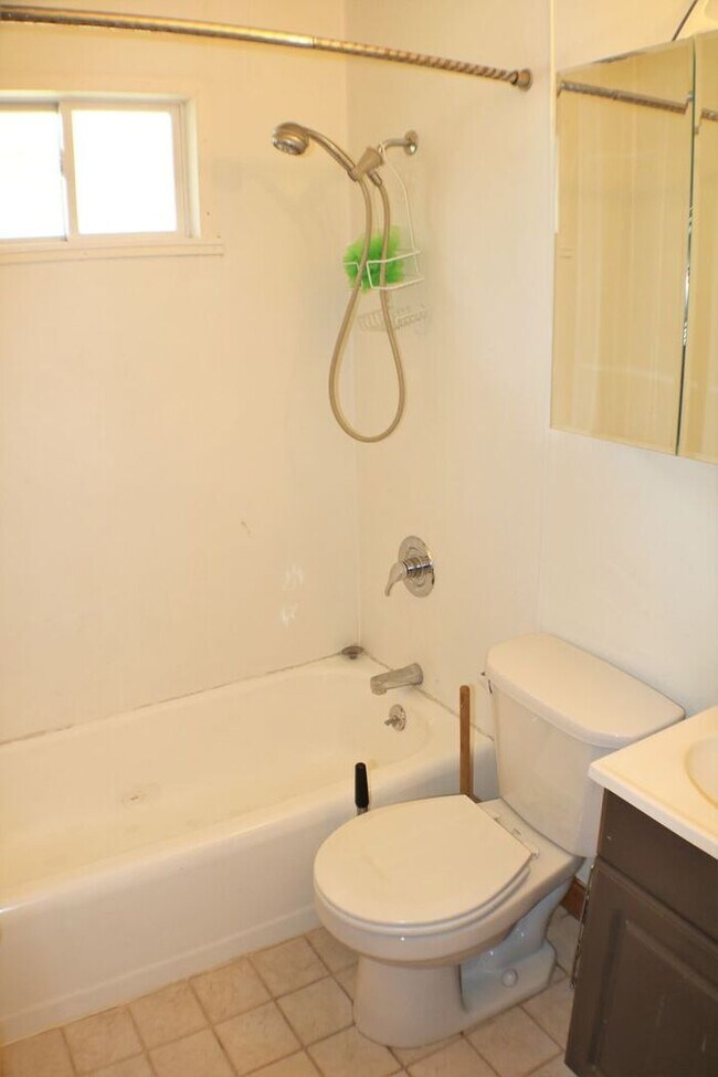 Building Photo - $1,250 | 2 Bedroom, 1 Bathroom Duplex | No...