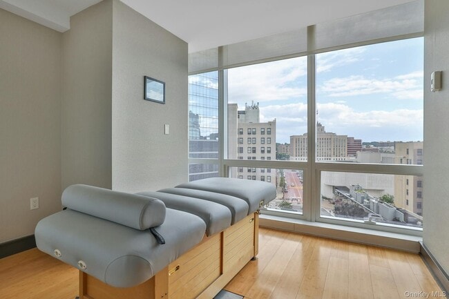 Building Photo - 5 Renaissance Square