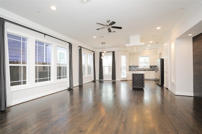 Building Photo - 843 E 28th St