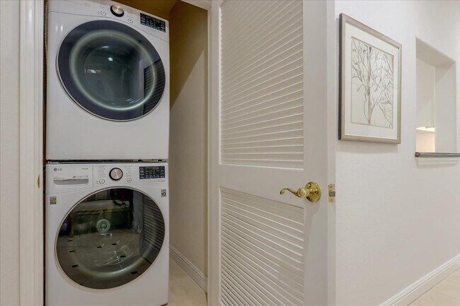 Building Photo - 435 Sheridan Ave