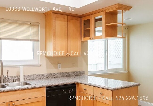 Building Photo - 10933 Wellworth Ave