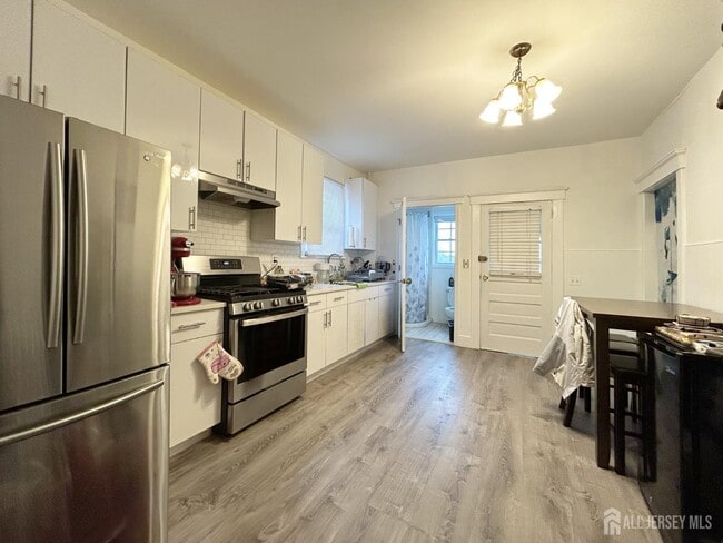 Building Photo - 104 Thompson St