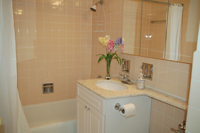 Building Photo - 21 W Goethe St