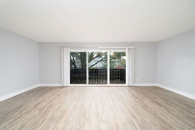 Building Photo - MOVE IN SPECIAL 1ST MONTH RENT FREE!! 2 bedroom unit!!