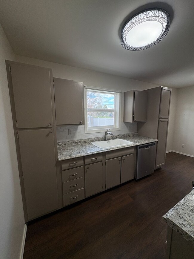 Building Photo - Spacious 4 Bedroom Home *Pet Friendly*