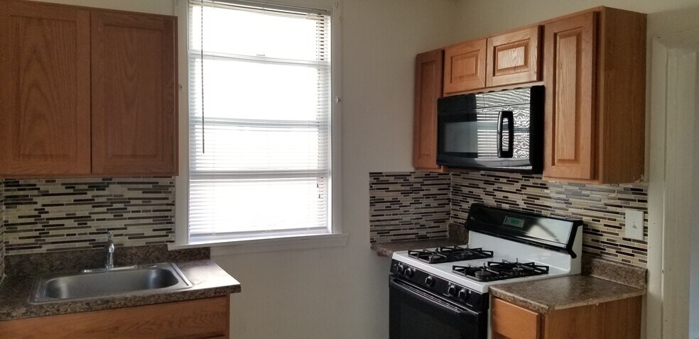 Kitchen - 161 16th Ave