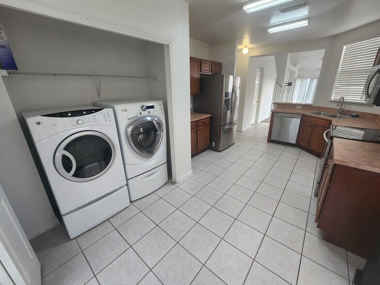 Building Photo - 6401 Barksdale Way