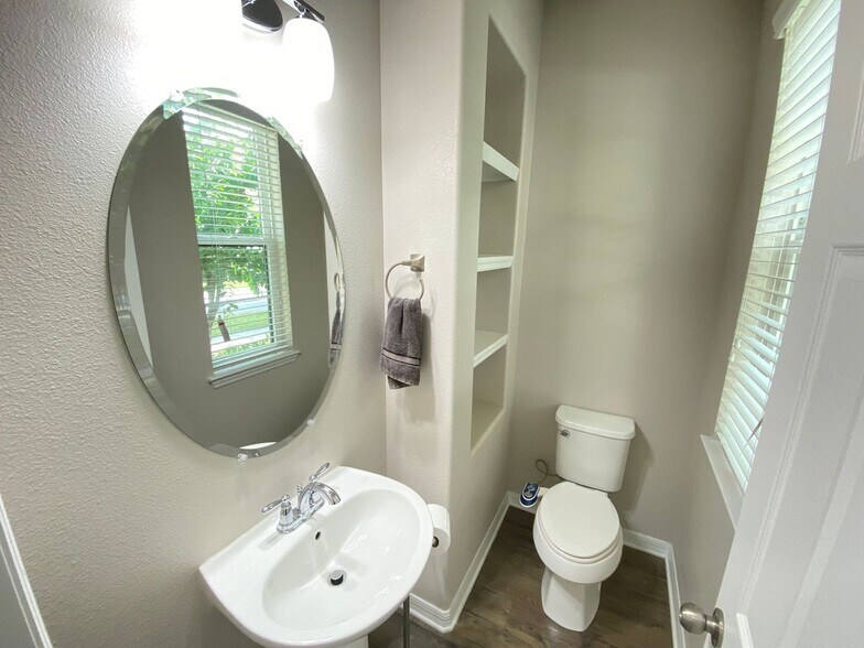 Building Photo - 3Bdrm 2.5 Bath 2-Car garage ---- Tapestry ...