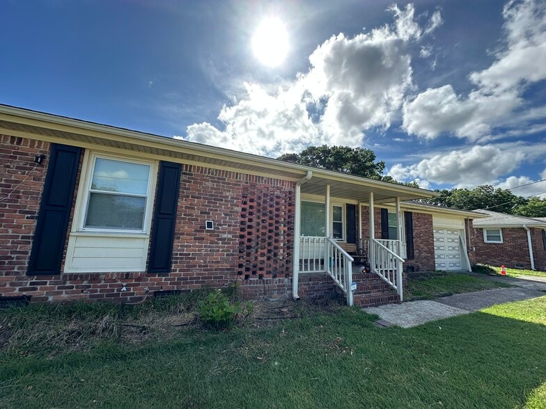 Building Photo - 6011 Wedgewood Dr