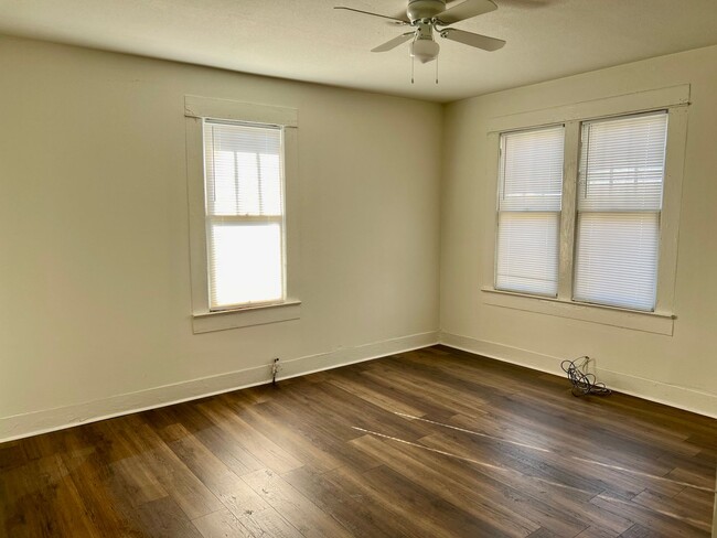 Building Photo - West End 3 Bedroom, 1 Bath for Rent!