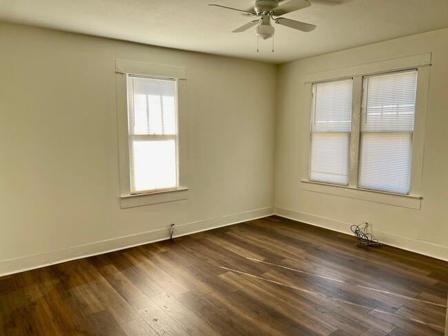 Building Photo - West End 3 Bedroom, 1 Bath for Rent with u...