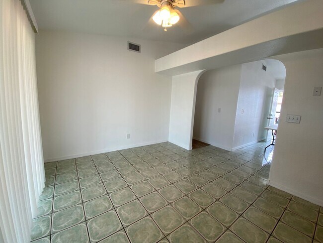 Building Photo - Great 3 Bedroom Home in Golden Valley on Pavement!