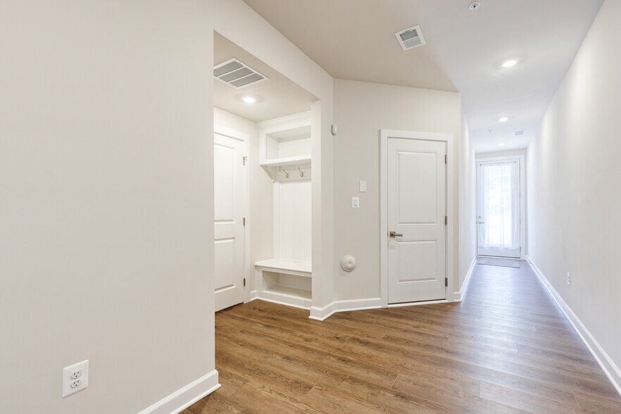 Building Photo - 200 Hickory Hollow Ct