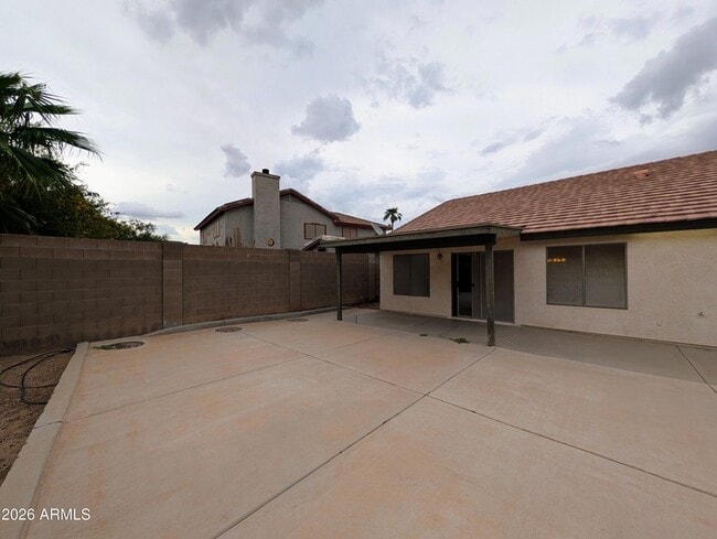 Building Photo - 15748 W Paradise Ln