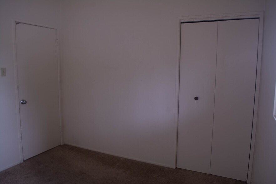 Rm2 entrance +Closet (closed) - 1709 Baker Ct