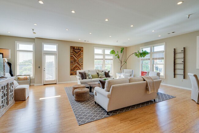 Building Photo - Stunning 3BR/2.5BA Condo in Prime Belmont/...
