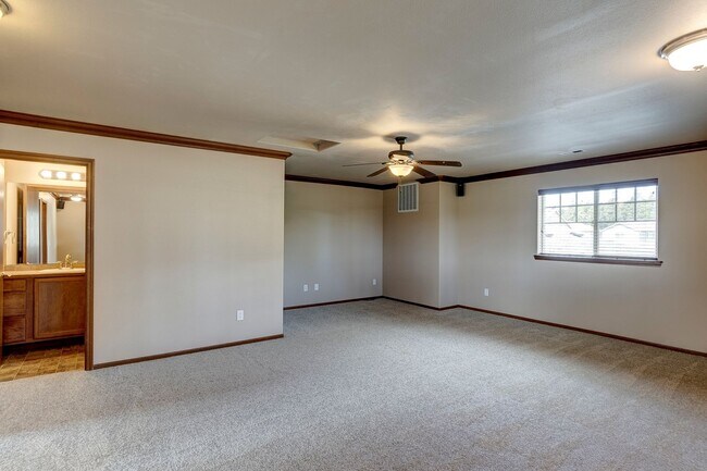 Building Photo - 3 Bedroom, 2.5 Bath Island Place Townhome
