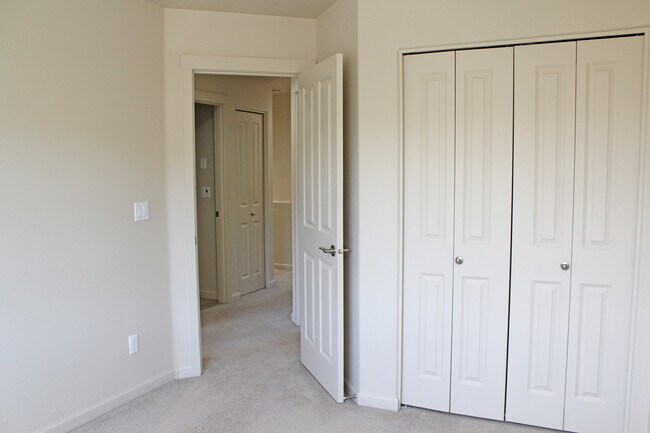 Building Photo - 321 NE Edgeway Drive