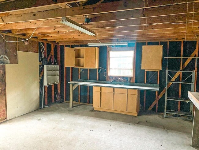 Building Photo - 305 Red Haven Dr