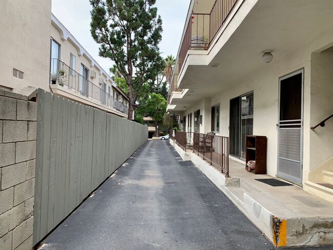 Building Photo - 1336 Centinela Ave