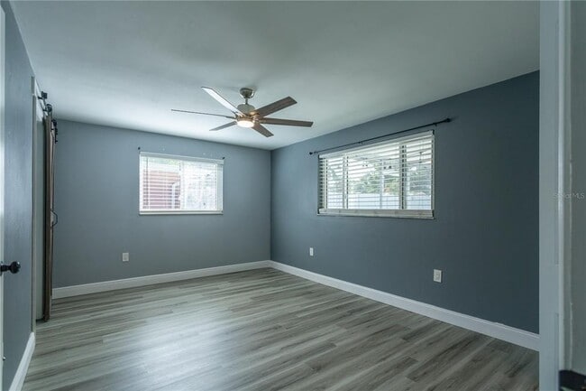 Building Photo - 2021 Valley Dr